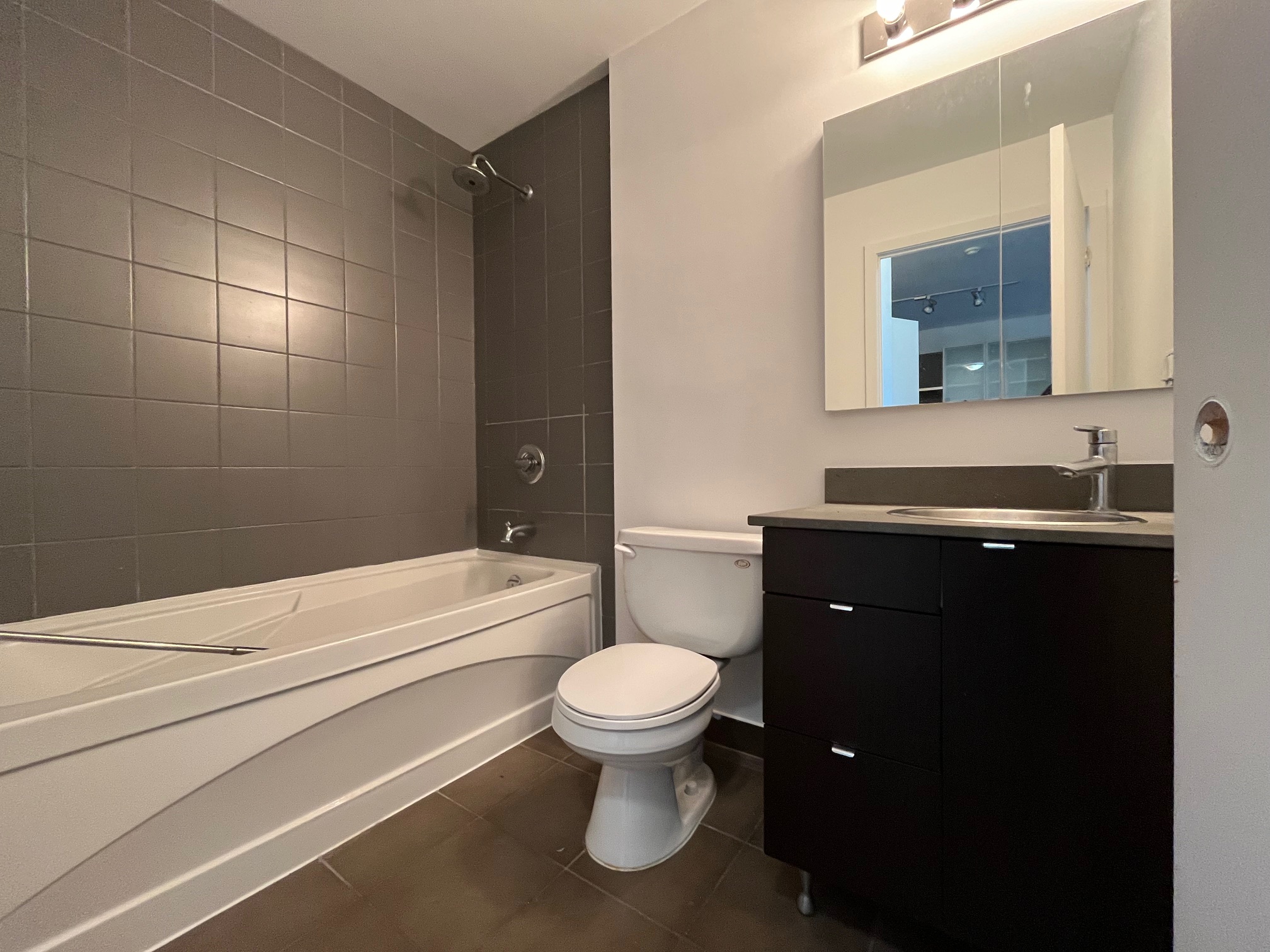 33-LOMBARD-ST-609-BATHROOM