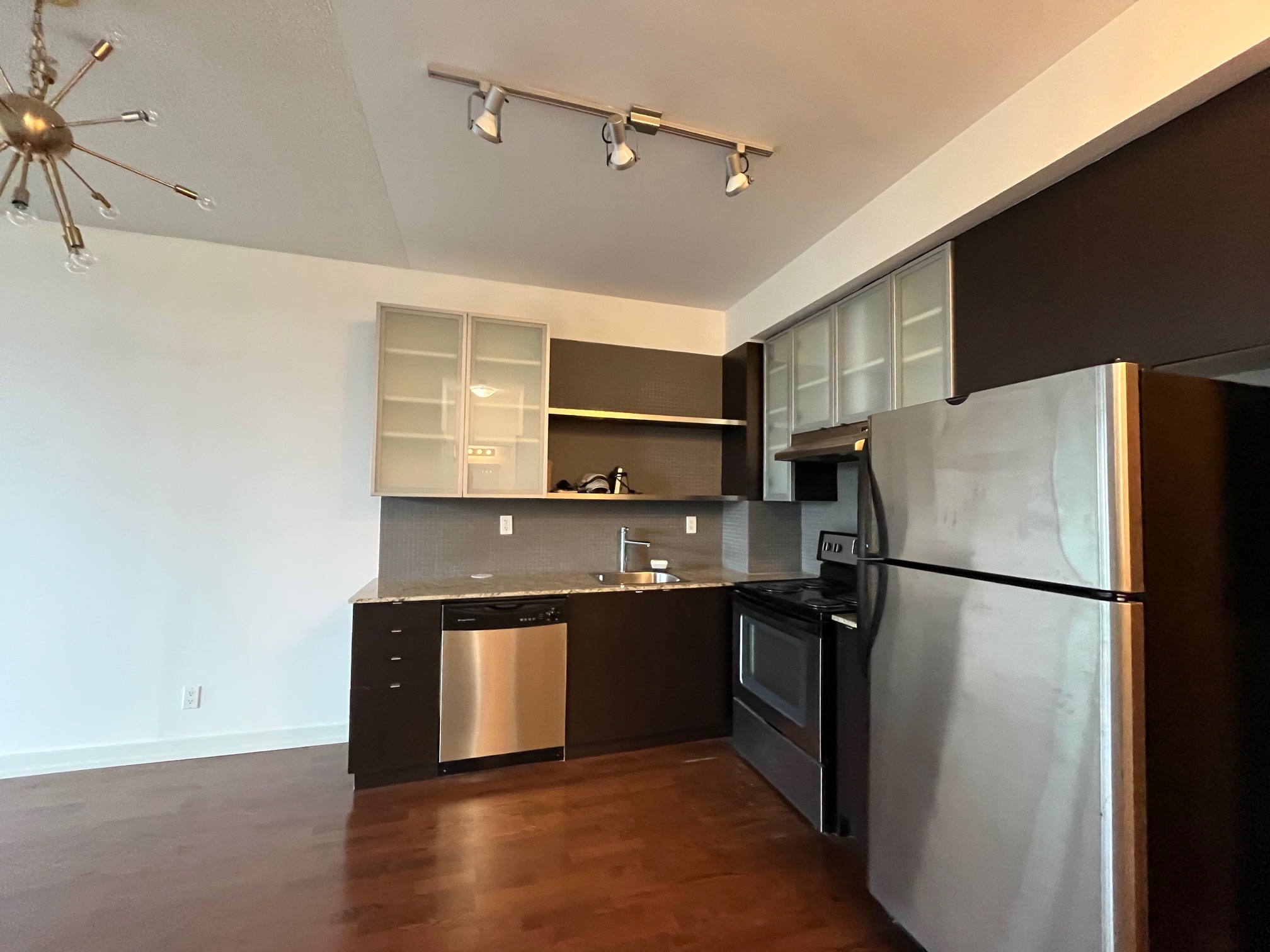 33-LOMBARD-ST-609-KITCHEN