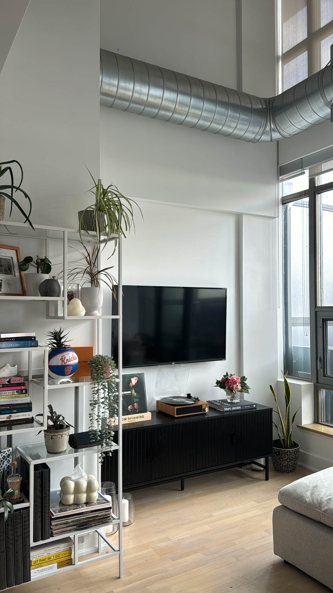 637 LAKE SHORE BLVD W-621-LIVING ROOM