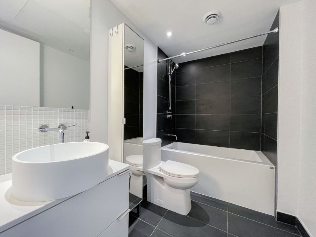 185-ROEHAMPTON-AV-412-BATHROOM