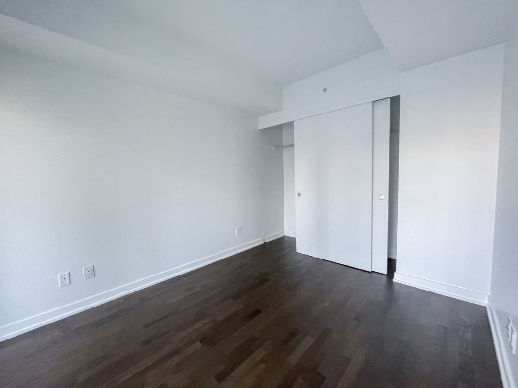 185-ROEHAMPTON-AV-412-BEDROOM
