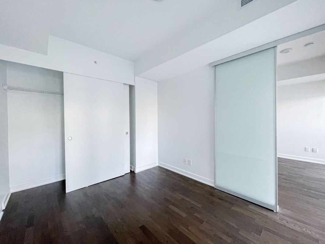 185-ROEHAMPTON-AV-412-BEDROOM