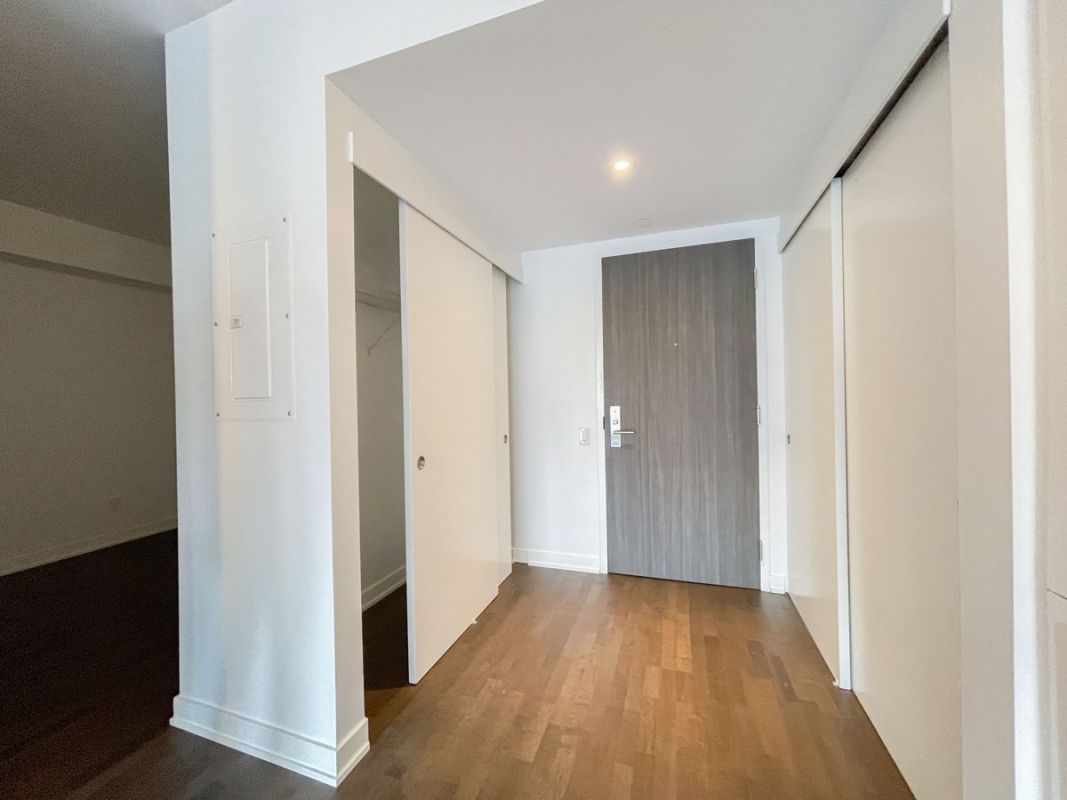 185-ROEHAMPTON-AV-412-ENSUITE-ENTRY
