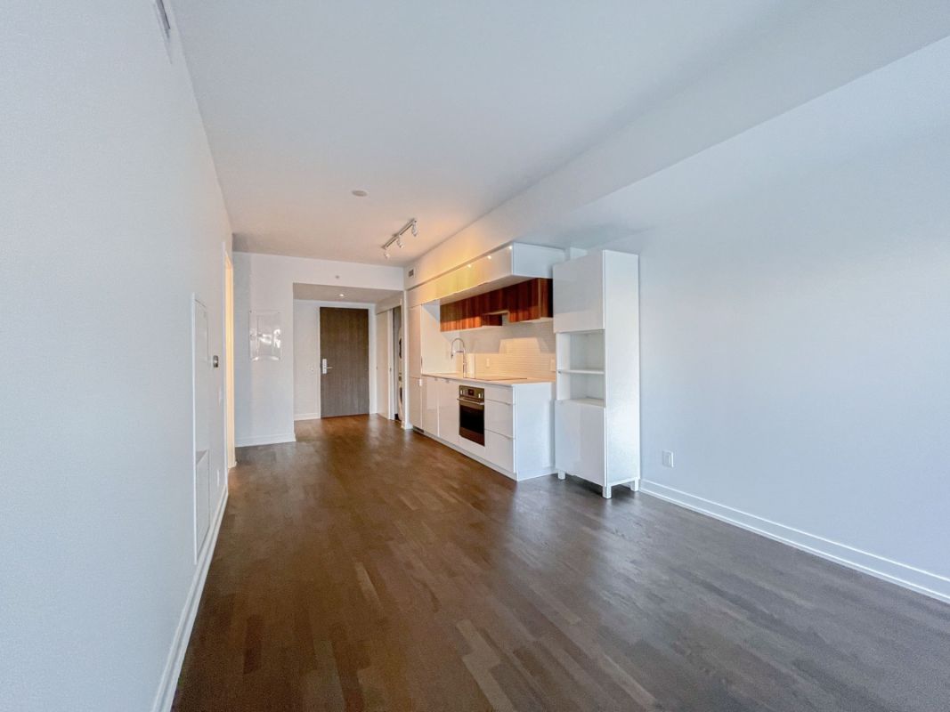 185-ROEHAMPTON-AV-412-ENSUITE-KITCHEN LIVING ROOM