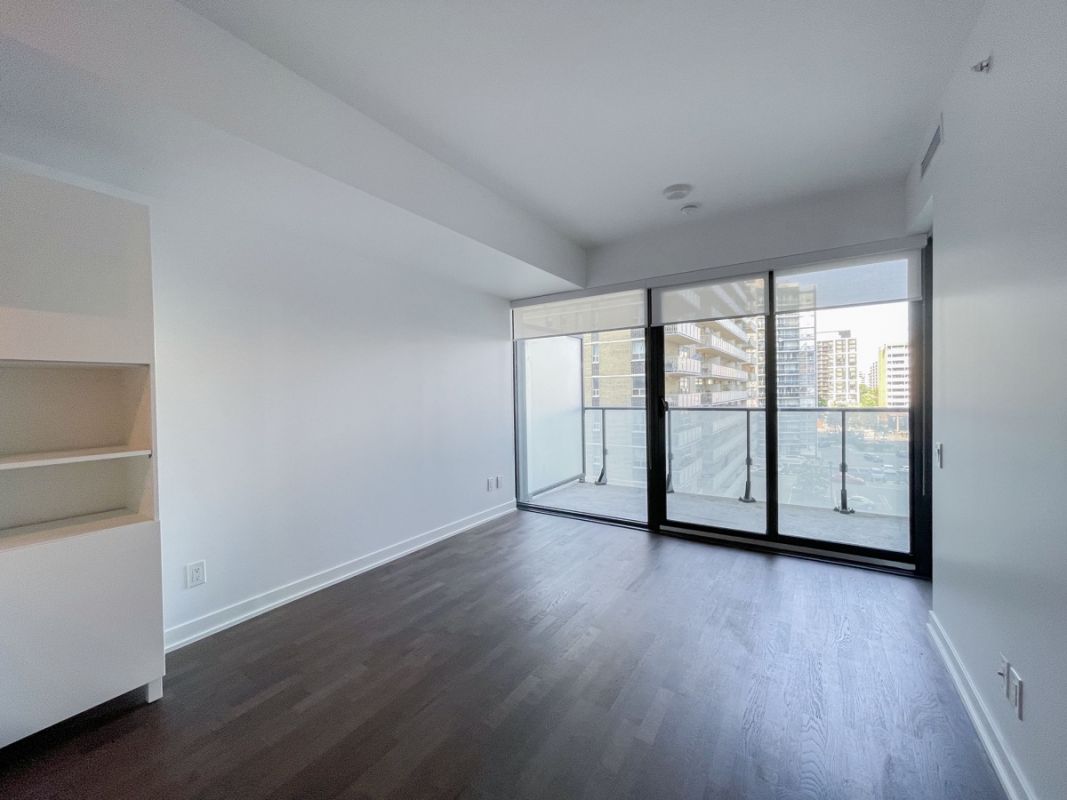 185-ROEHAMPTON-AV-412-ENSUITE-LIVING ROOM