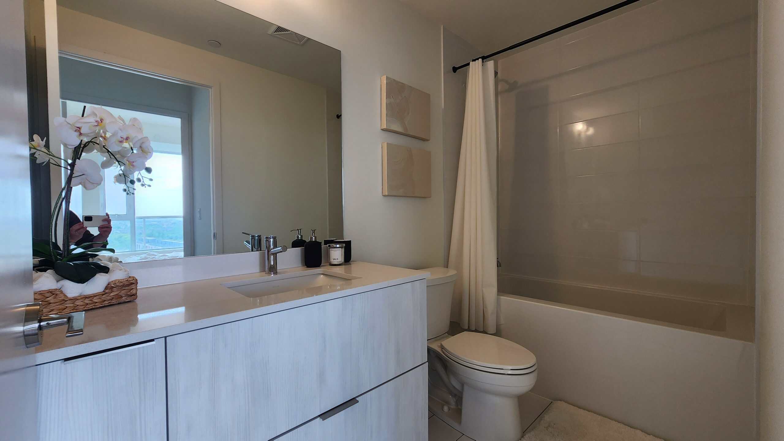 2-DAVID-EYER-RD-1021-BATHROOM