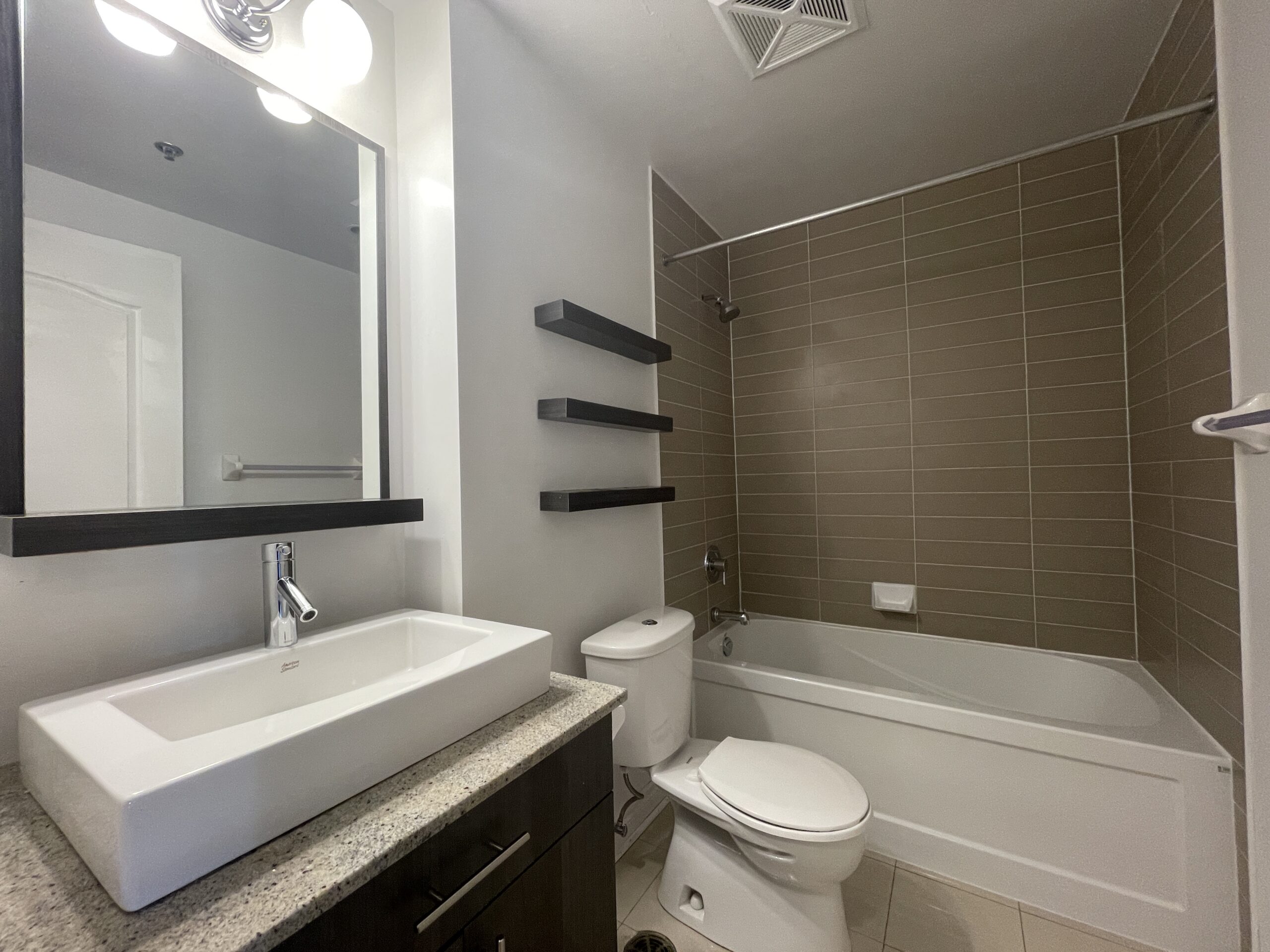 2756-OLD-LESLIE-AV-701-BATHROOM