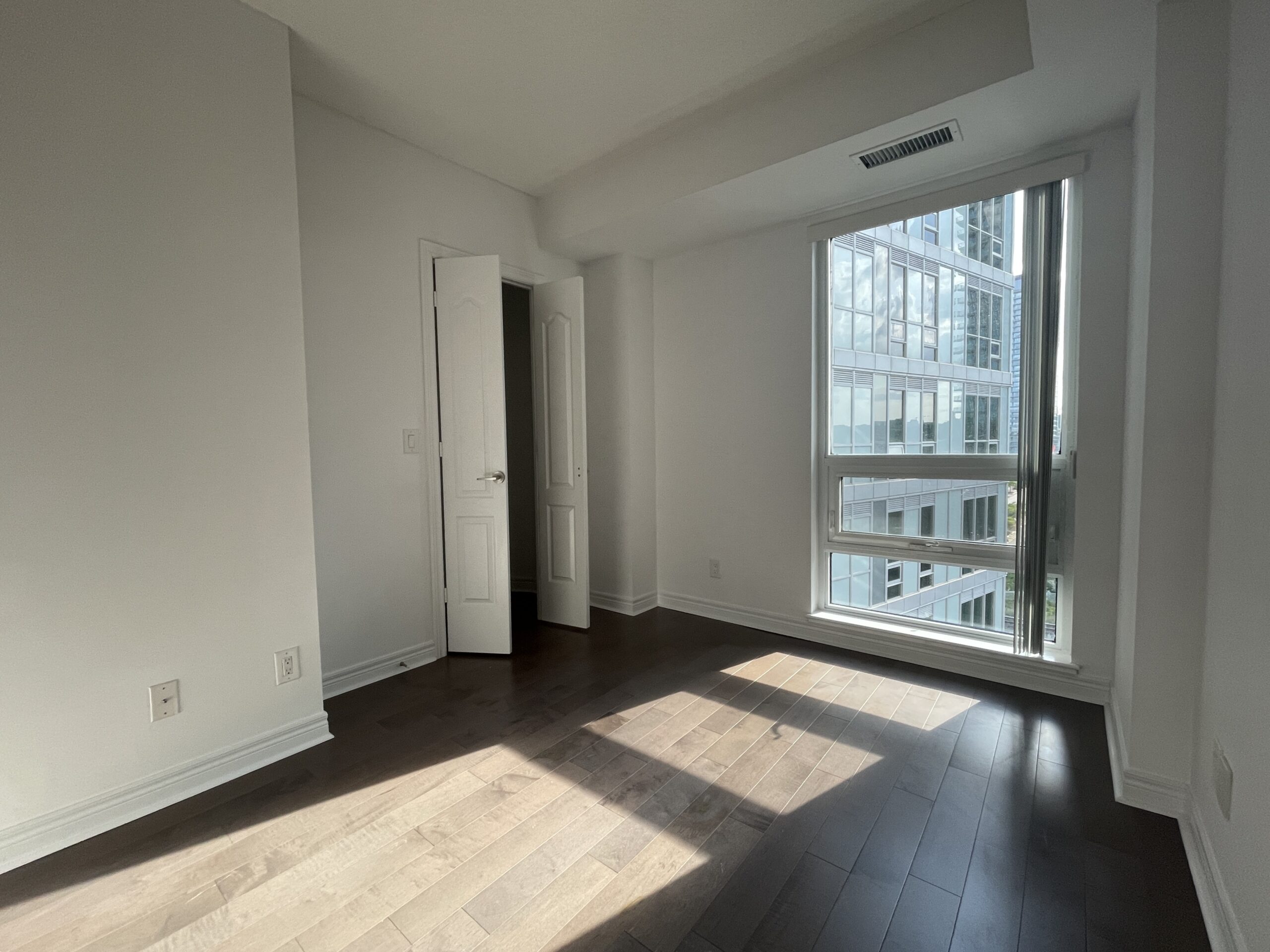 2756-OLD-LESLIE-AV-701-BEDROOM