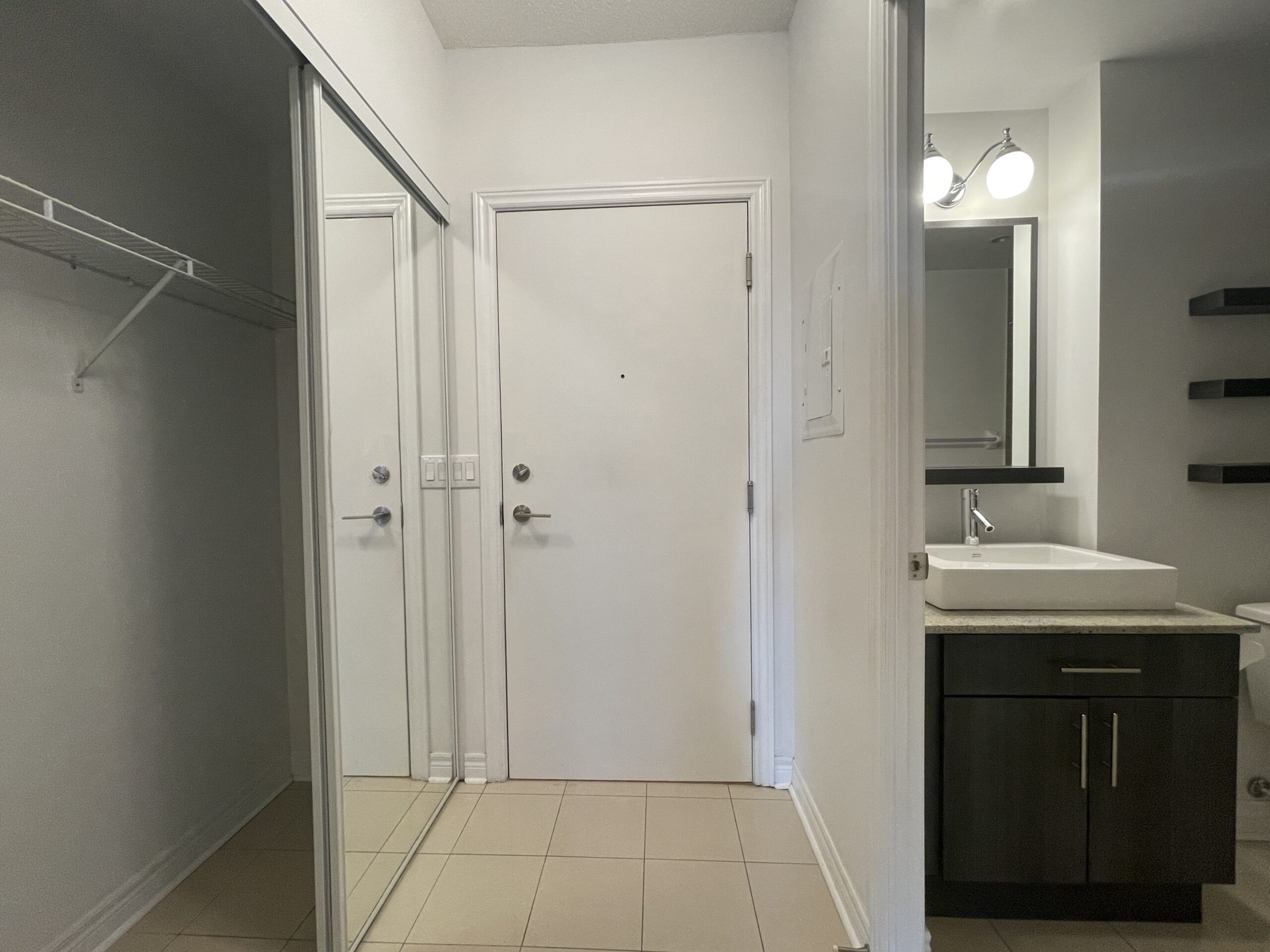 2756-OLD-LESLIE-AV-701-ENTRY