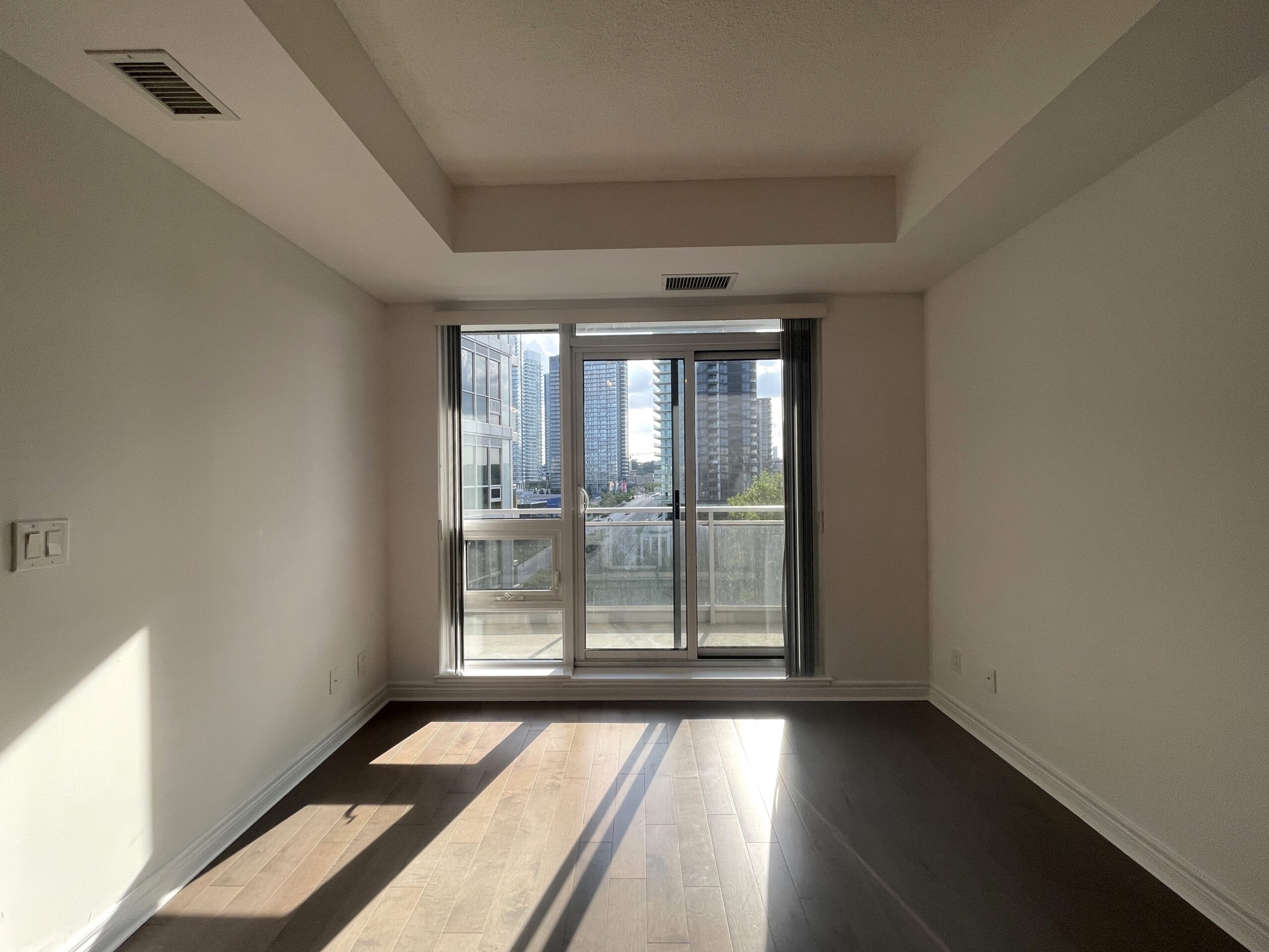 2756-OLD-LESLIE-AV-701-LIVING-ROOM-3