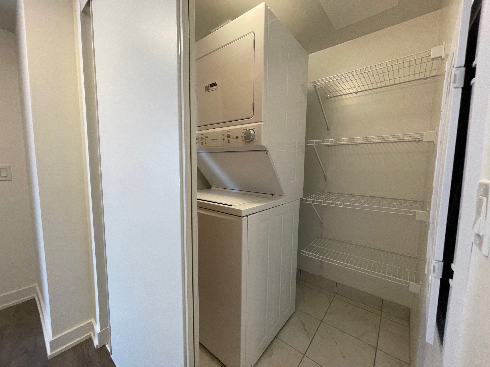 1010-SANDY-BEACH-RD-2H-1105-ENSUITE-LAUNDRY.